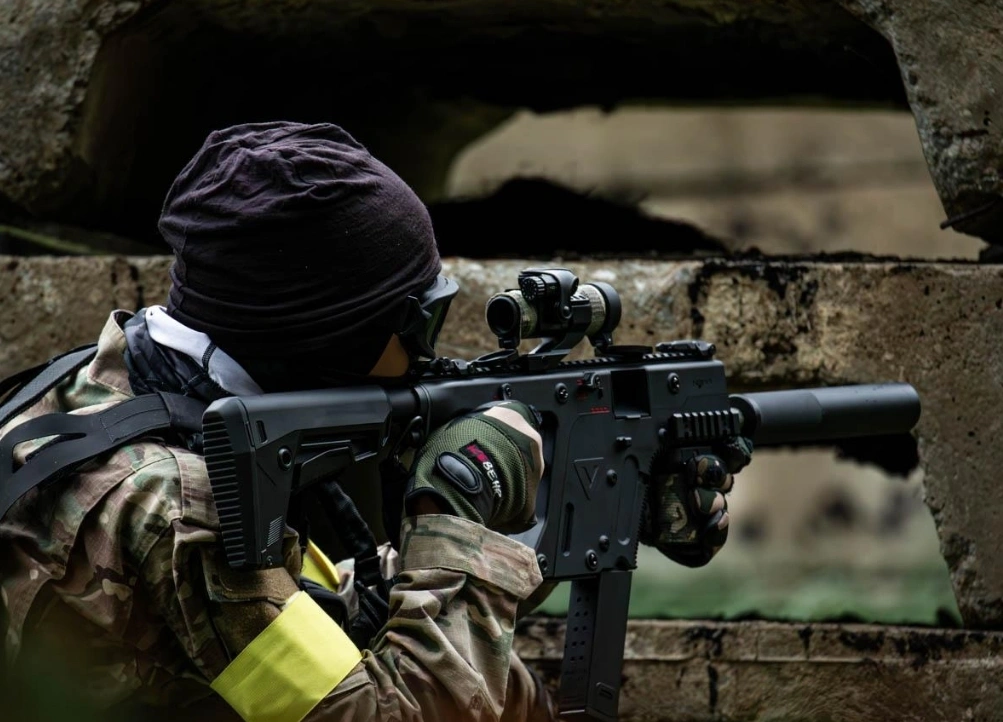 Airsofti mäng hoonesisene võitlus